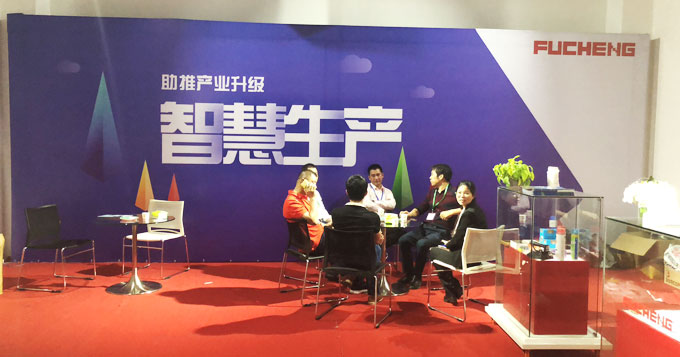 百聯(lián)四口X機型充絨機首展海博會(huì ) 石獅鞋服業(yè)加快轉型升級